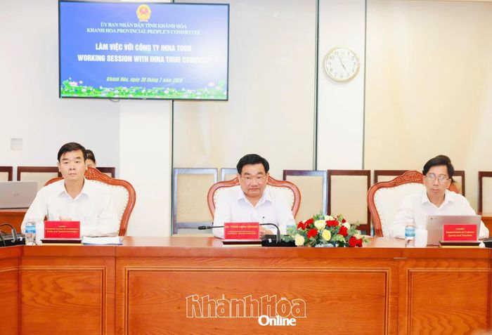 Phó Chủ tịch UBND tỉnh Trịnh Minh Hoàng chủ trì buổi làm việc.