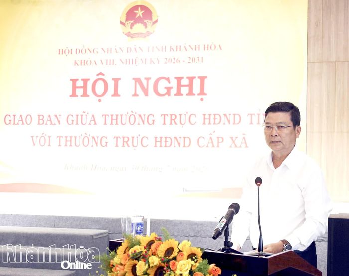 Ông Nguyễn Quang Nhật - Trưởng Ban Văn hóa - Xã hội HĐND tỉnh thay mặt Thường trực HĐND tỉnh trình bày báo cáo tại hội nghị.