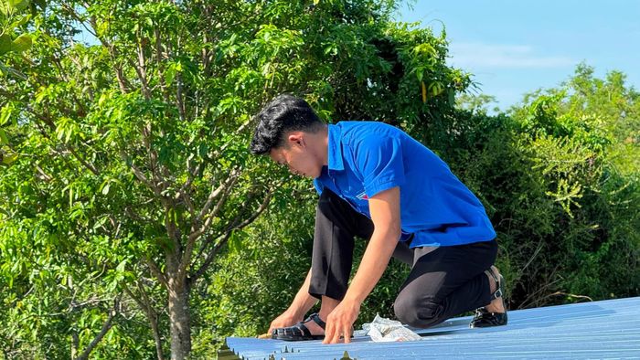Đoàn viên, thanh niên xã Bác Ái Tây hỗ trợ lắp đặt chuồng trại cho các hộ gia đình đăng ký tham gia mô hình.