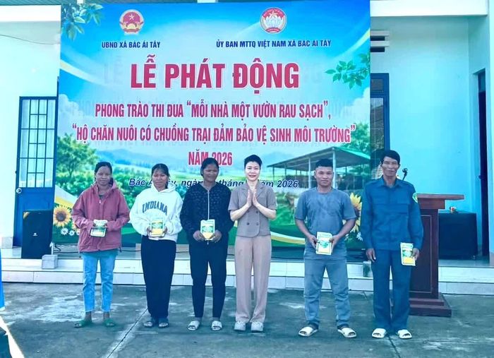 Ban tổ chức trao giống rau cho các hộ dân đăng ký thực hiện mô hình “Mỗi nhà một vườn rau sạch”.