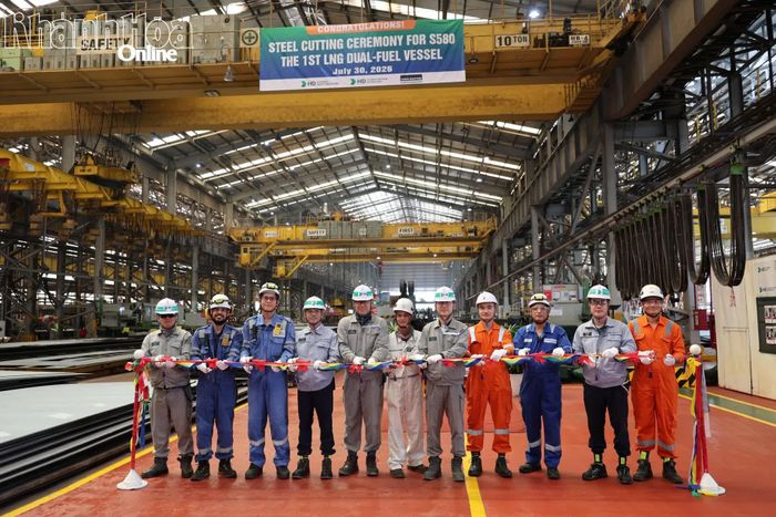 Các đại biểu thực hiện nghi thức lễ cắt thép tàu dầu S580.