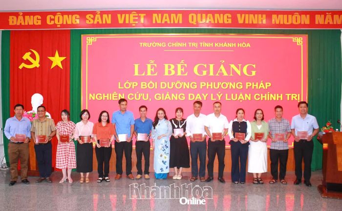 Lãnh đạo Trường Chính trị tỉnh trao giấy chứng nhận hoàn thành chương trình bồi dưỡng cho các học viên.