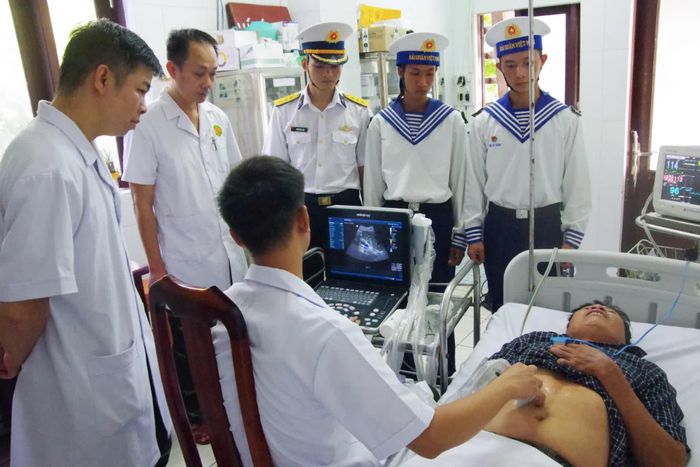 Các bác sĩ thăm khám cho bệnh nhân.