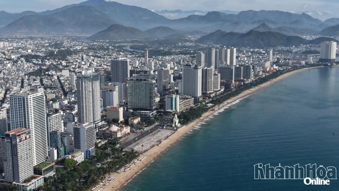 Nghiên cứu phương án đầu tư cầu đi bộ qua đường Trần Phú.