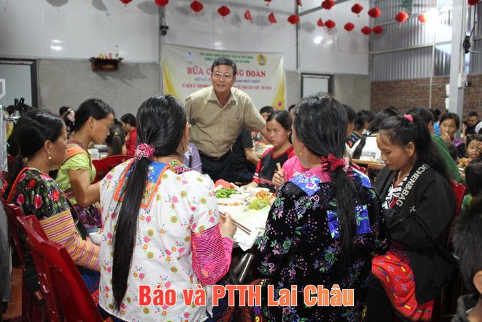 Đồng chí Phạm Duy Muôn - Chủ tịch Hội đồng Quản trị Công ty cổ phần cao su Lai Châu động viên người lao động của Đội cao su Nậm Cuổi.