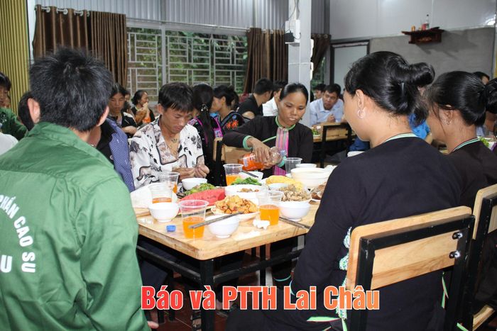 Công nhân Đội cao su Nậm Cuổi tham dự "Bữa cơm công đoàn".