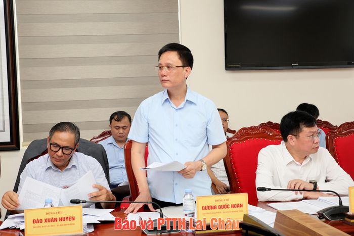 Lãnh đạo Ban Kinh tế - Ngân sách HĐND tỉnh báo cáo kết quả thẩm tra các dự thảo nghị quyết trình tại kỳ họp thứ năm thuộc thẩm quyền của ban. 