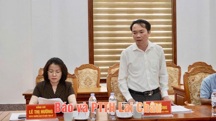 Đồng chí Lê Chí Công - Hiệu trưởng Trường Chính trị tỉnh, Phó Trưởng ban Thường trực BCĐ tỉnh báo cáo tiến độ thực hiện đề án tại hội nghị.