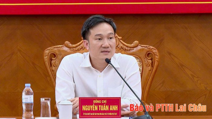 Đồng chí Nguyễn Tuấn Anh - Phó Bí thư Thường trực Tỉnh ủy, Trưởng BCĐ tỉnh phát biểu tại hội nghị.