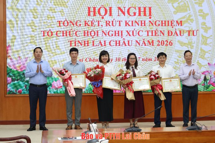Các đồng chí lãnh đạo tỉnh trao Bằng khen cho các cá nhân có thành tích xuất sắc trong công tác tham mưu, tổ chức Hội nghị xúc tiến đầu tư tỉnh Lai Châu năm 2026.