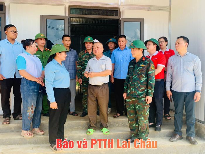 Các đồng chí lãnh đạo đại diện Bộ CHQS tỉnh và một số sở, ban, ngành, đoàn thể tỉnh, địa phương động viên, chúc mừng các hộ gia đình được bàn giao nhà mới sau thiên tai.