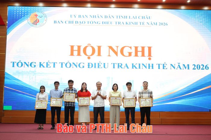 Đồng chí Nguyễn Sỹ Cảnh - Phó Chủ tịch UBND tỉnh trao Bằng khen của Bộ trưởng Bộ Tài chính cho các tập thể, cá nhân.