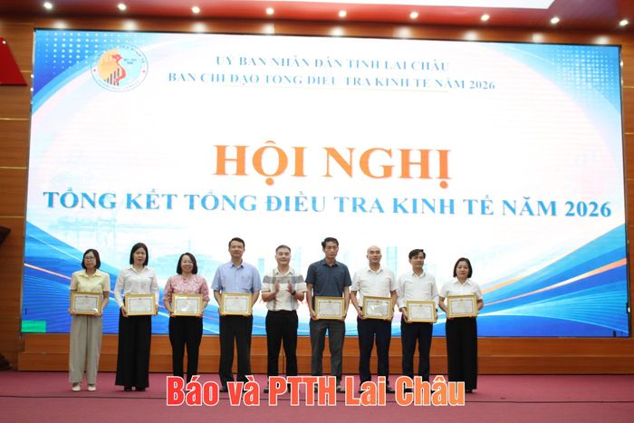 Đồng chí Lê Lâm Bằng - Trưởng Thống kê tỉnh trao giấy khen cho các tập thể.