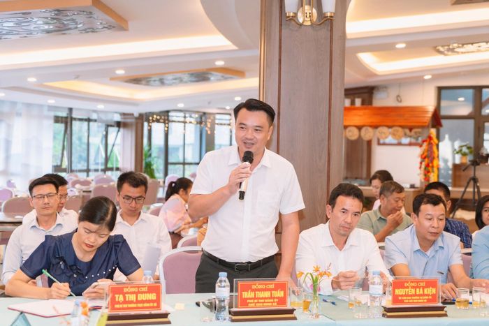 Đồng chí Trần Thanh Tuấn – Phó Bí thư Đảng ủy, Chủ tịch UBND xã Bình Lư phát biểu tại hội nghị.