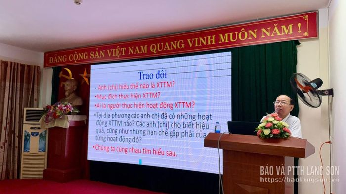 Giảng viên Công ty TNHH Tư vấn Đầu tư – Đào tạo – Thiết kế và Xây dựng Trường Giang trình bày nội dung tập huấn