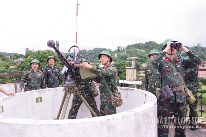 Đoàn công tác kiểm tra khẩu đội súng máy phòng không kiêm nhiệm Bộ CHQS tỉnh