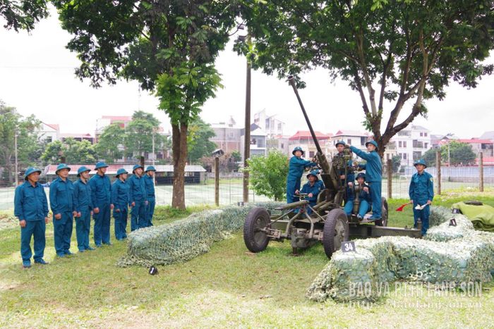 Đoàn công tác kiểm tra trình độ thao tác, sử dụng vũ khí trang bị kỹ thuật và xử lý tình huống tác chiến phòng không của Đại đội Pháo phòng không 37mm của dân quân xã Đồng Đăng