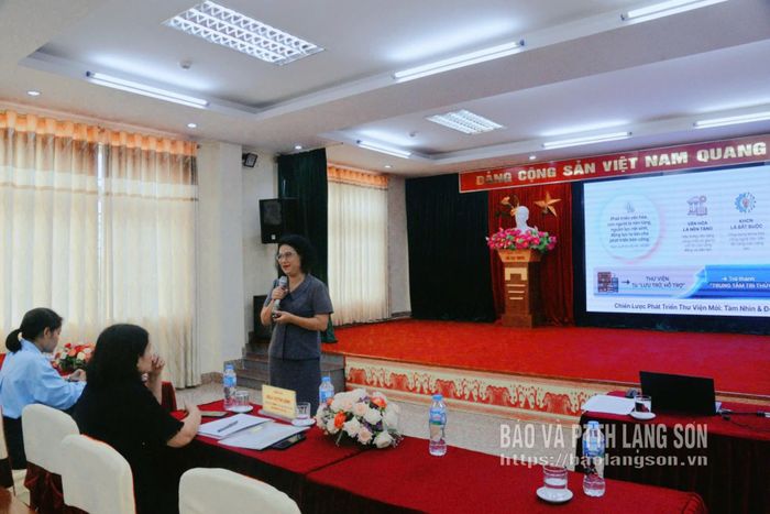Báo cáo viên truyền đạt các nội dung chính tại hội nghị tập huấn