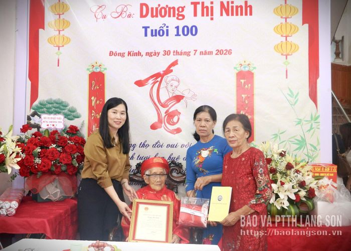 Đồng chí Trần Thanh Nhàn, Phó Chủ tịch UBND tỉnh trao thiếp mừng thọ và tặng quà cụ Dương Thị Ninh
