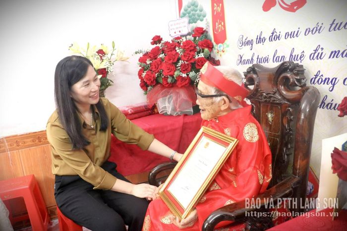 Đồng chí Trần Thanh Nhàn, Phó Chủ tịch UBND tỉnh thăm hỏi sức khỏe cụ Dương Thị Ninh