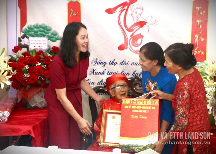 Lãnh đạo UBND phường Đông Kinh tặng quà mừng thọ cụ Dương Thị Ninh