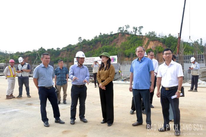 Đại diện nhà đầu tư báo cáo tiến độ thi công Dự án Khu đô thị Green Garden tại thực địa