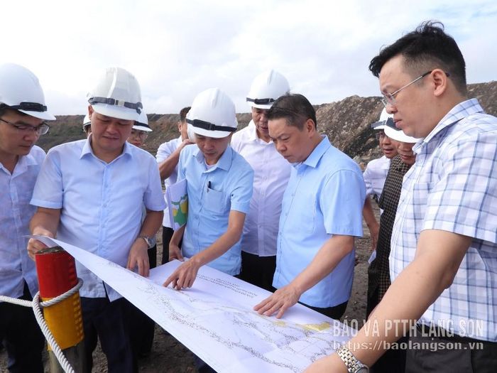 Đại diện Công ty than Na Dương-VVMI báo cáo đồng chí Phó Chủ tịch về tiến độ giải phóng mặt bằng