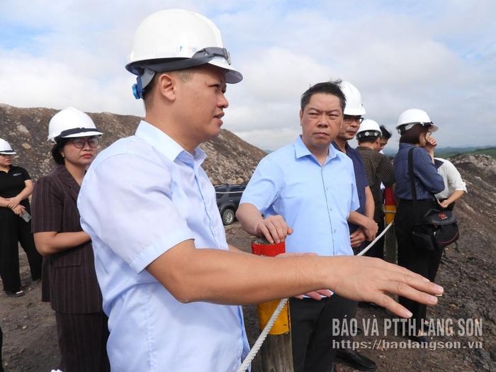 Lãnh đạo Công ty than Na Dương-VVMI báo cáo đồng chí Phó Chủ tịch UBND tỉnh về những vướng mắc giải phóng mặt bằng tại thực địa