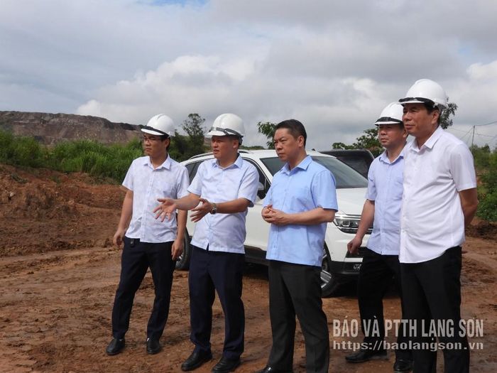 Đồng chí Phó Chủ tịch UBND tỉnh thị sát khu vực bãi đổ thải