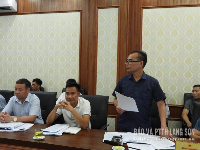 Lãnh đạo UBND xã Na Dương báo cáo tình hình giải phóng mặt bằng dự án
