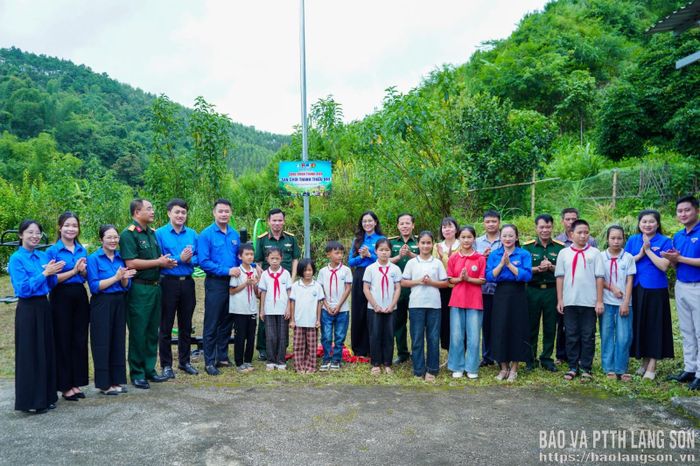 Các đại biểu khánh thành Công trình thanh niên “Sân chơi thanh thiếu nhi”