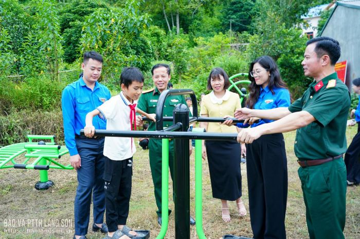 Các đại biểu và học sinh thăm quan, trải nghiệm công trình sân chơi thanh thiếu nhi
