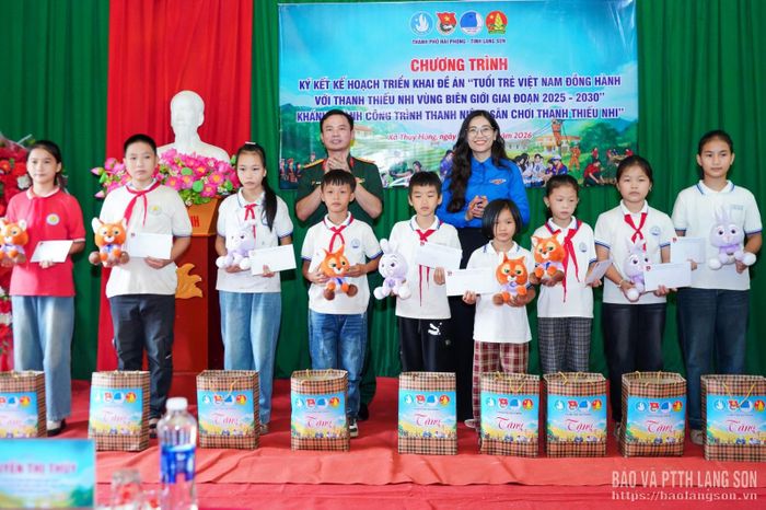 Ban Tổ chức trao tặng 10 suất quà cho học sinh có hoàn cảnh khó khăn trên địa bàn