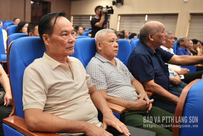 Cử tri phường Đông Kinh tham dự hội nghị