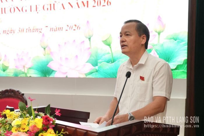 Đồng chí Phùng Quang Hội, Ủy viên Ban Thường vụ Tỉnh ủy, Bí thư Đảng ủy, Chủ tịch HĐND phường Đông Kinh, Tổ trưởng Tổ đại biểu số 2 HĐND tỉnh trình bày một số báo cáo tại hội nghị