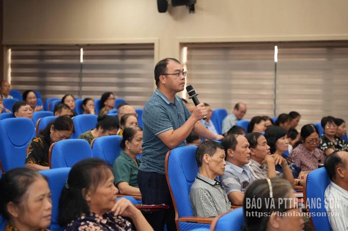 Cử tri phát biểu ý kiến tại hội nghị