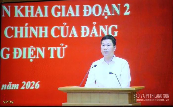 Lãnh đạo Cục Chuyển đổi số - Cơ yếu, Văn phòng Trung ương Đảng truyền đạt nội dung tập huấn tại hội nghị (ảnh chụp màn hình)
