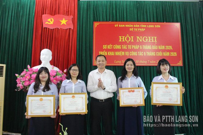 Thừa ủy quyền, lãnh đạo Sở Tư pháp trao bằng khen của Chủ tịch UBND tỉnh cho tập thể, cá nhân đạt thành tích hai năm liên tục hoàn thành xuất sắc nhiệm vụ (2024 - 2025) 