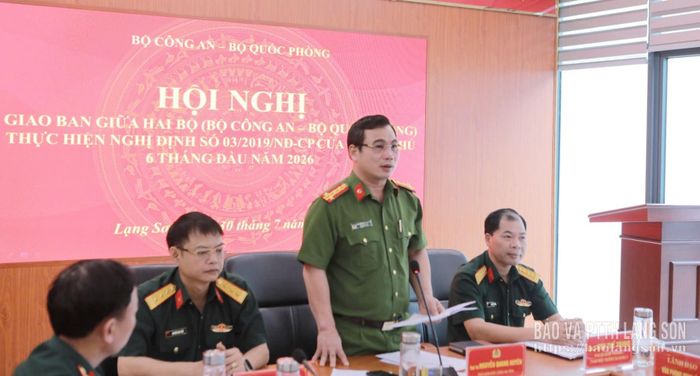 Đồng chí Phó Giám đốc Công an tỉnh phát biểu tham luận tại hội nghị