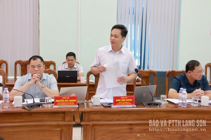 Lãnh đạo Đảng ủy, UBND xã Hội Hoan phát biểu tại hội nghị
