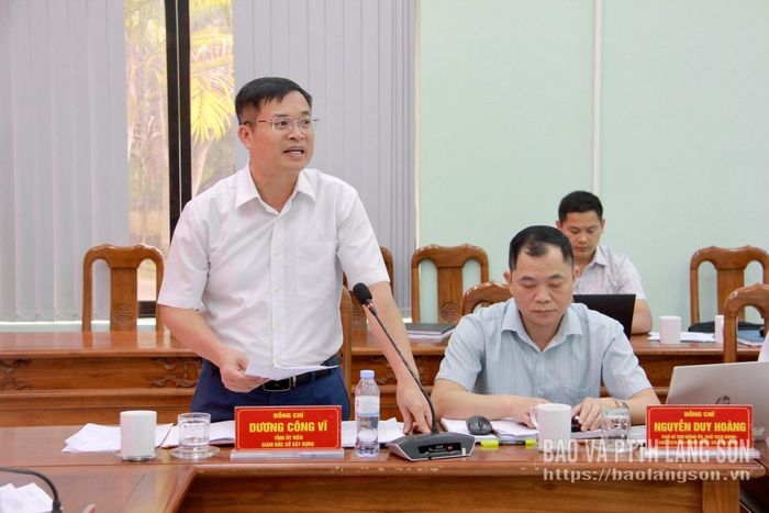 Lãnh đạo Sở Xây dựng, thành viên Tổ công tác số 2 phát biểu tại hội nghị