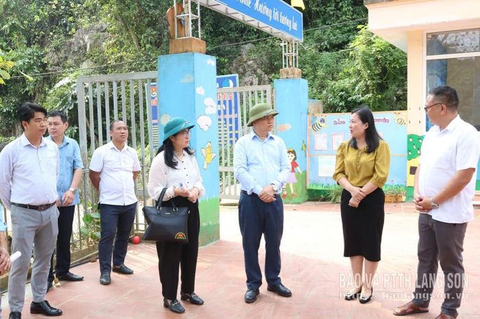 Đoàn Giám sát của Thường trực HĐND tỉnh khảo sát tại Trường Mầm non xã Tân Văn