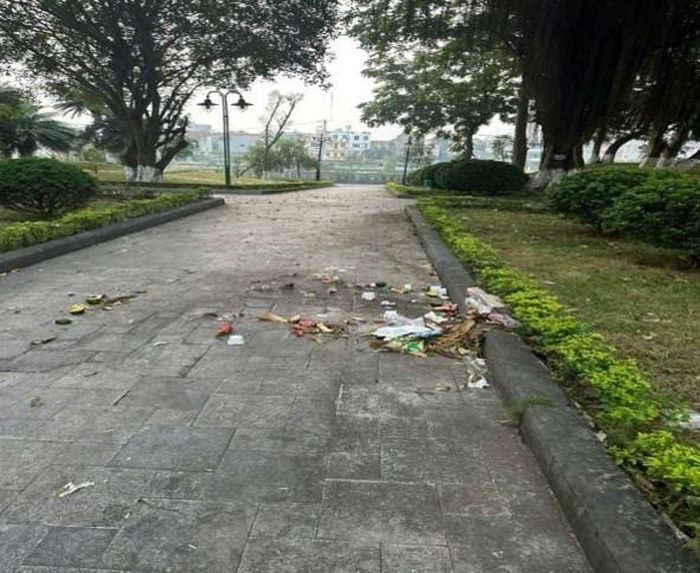 Hình ảnh rác thải chưa được thu gom trên tuyến phố, công viên