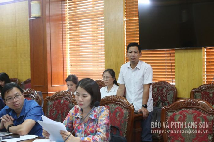 Đại diện cán bộ quản lý phụ trách Trường Phổ thông nội trú liên cấp Tiểu học và THCS Quốc Khánh phát biểu trao đổi về công tác chuẩn bị các điều kiện cho năm học mới
