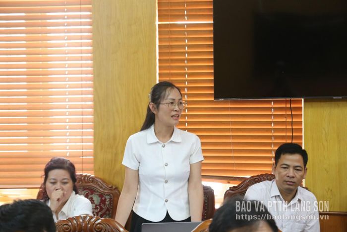 Đại diện cán bộ quản lý phụ trách Trường Phổ thông nội trú liên cấp Tiểu học và THCS Mẫu Sơn phát biểu trao đổi về công tác chuẩn bị các điều kiện cho năm học mới