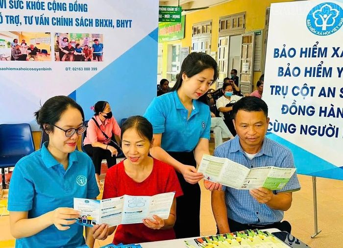 Người dân tìm hiểu chính sách bảo hiểm xã hội, bảo hiểm y tế thông qua hoạt động truyền thông trực tiếp của cơ quan Bảo hiểm xã hội.