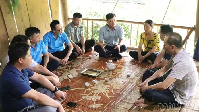 Cán bộ Bảo hiểm xã hội và chính quyền địa phương tuyên truyền, vận động người dân tham gia bảo hiểm y tế hộ gia đình ngay tại cơ sở.