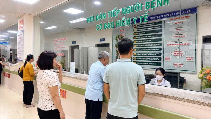 Người dân làm thủ tục khám, chữa bệnh bằng thẻ BHYT tại Bệnh viện Đa khoa số 1 tỉnh Lào Cai.