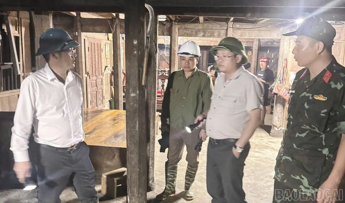 Chủ tịch UBND xã ân cần thăm hỏi tình hình đời sống, động viên các gia đình khắc phục khó khăn, chủ động bảo vệ người và tài sản.