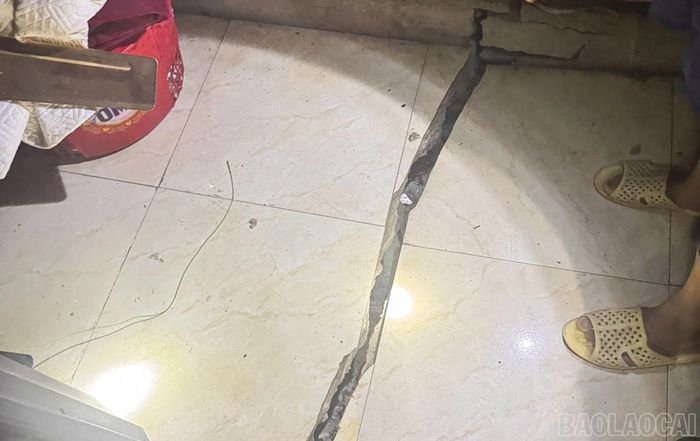 Mưa lớn làm sạt taluy dương, xuất hiện vết nứt lớn tại nhà dân.